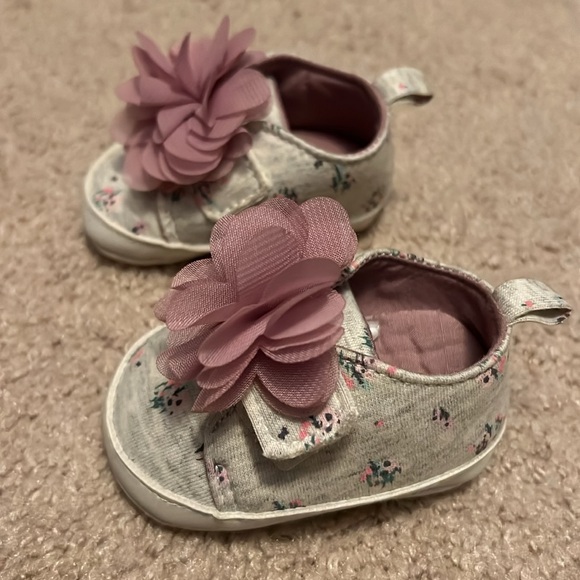 Five pairs of assorted newborn shoes - Picture 5 of 6